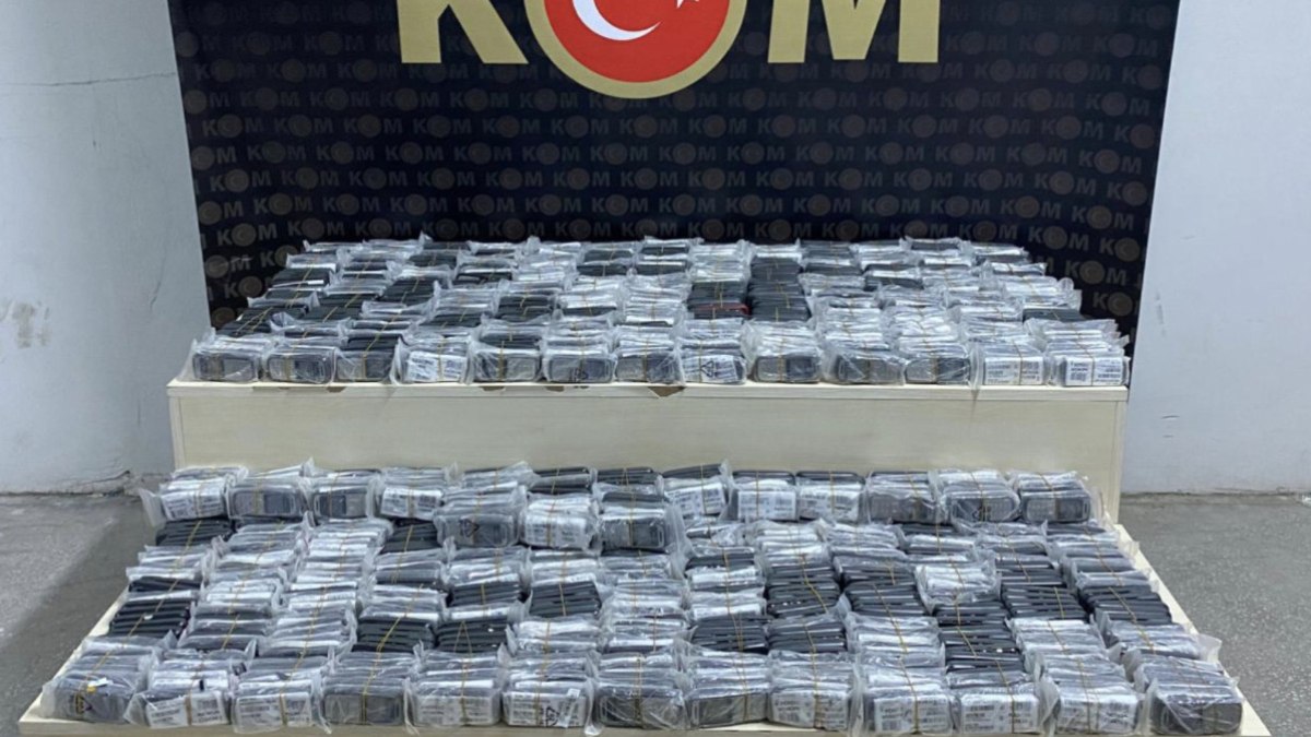 Kapıkule’de 1526 kaçak cep telefonu ele geçirildi