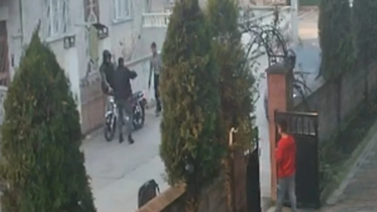 Bursa’da korku dolu anlar: Motosikletli şahıslar sohbet eden kızlara ateş etti!