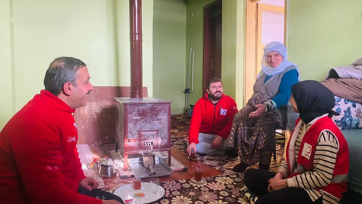 KızılayAğrı Şubesi, zorlu kış şartlarına rağmen yardımlarını sürdürüyor